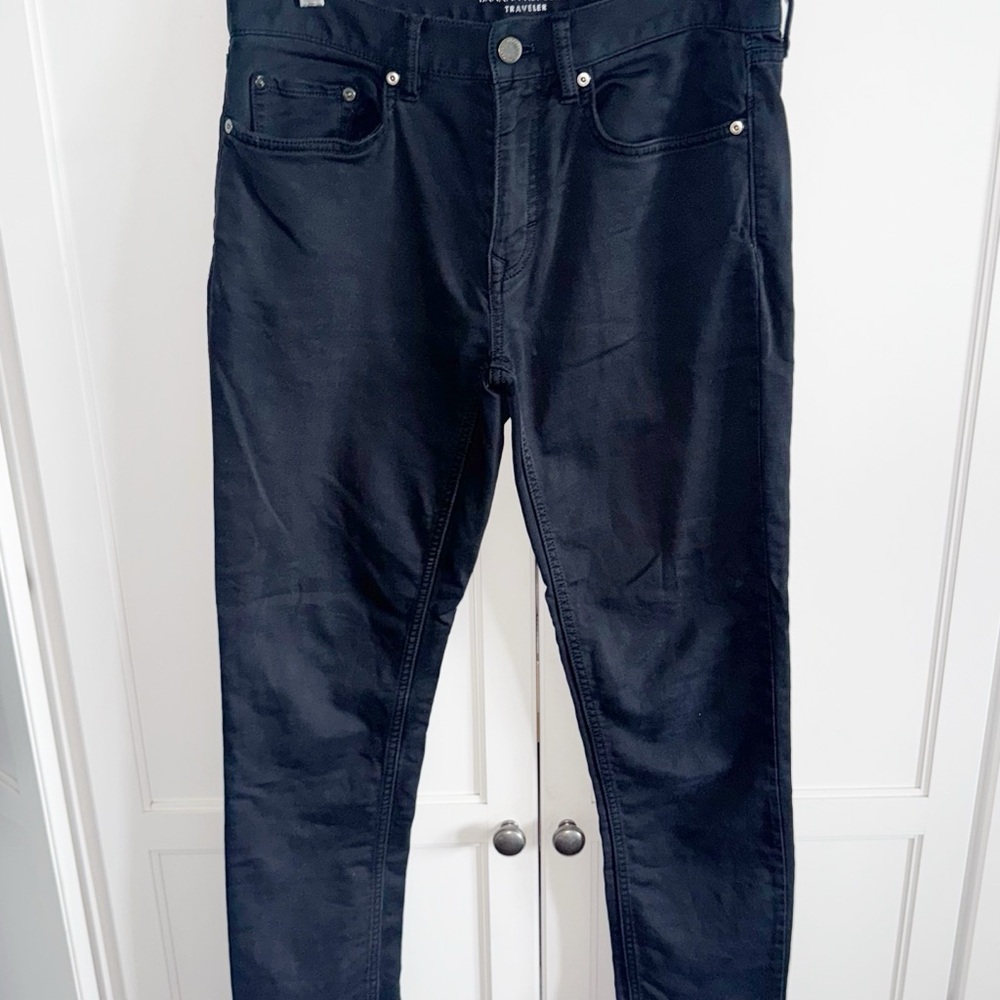 Banana Republic Men’s Straight Black TPRD Traveler Jean 30/30
Athletic fit - Picture 2 of 13